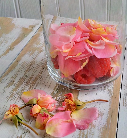 Fragrant_rose_petals_and_fresh_raspberries_to_flavour_vodka