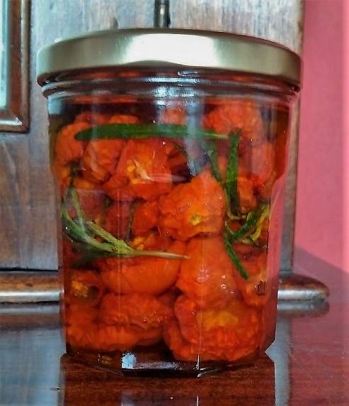 Semi-cuit_tomatoes_preserved_in_olive_oil_with_herbs