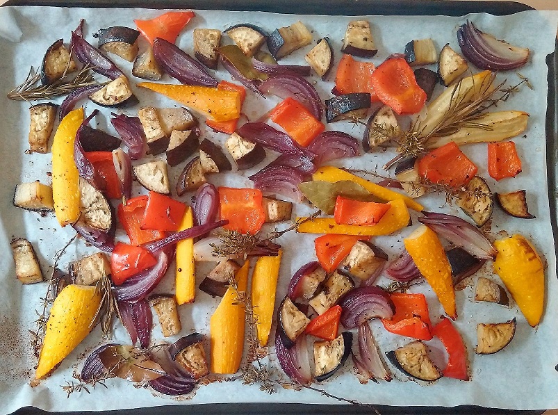 Assortment_of_ vegetables_and_herbs_freshly_roasted