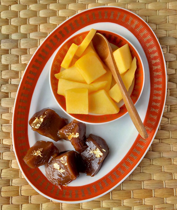 Sticky_rice_cake_with_fresh_mango