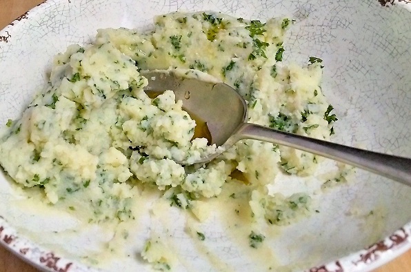Single_serving_of_mashed_potato_with_parsley,_olive_oil_and_garlic