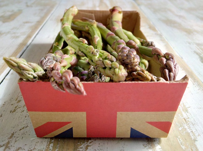 Freshly_harvested_British_asparagus