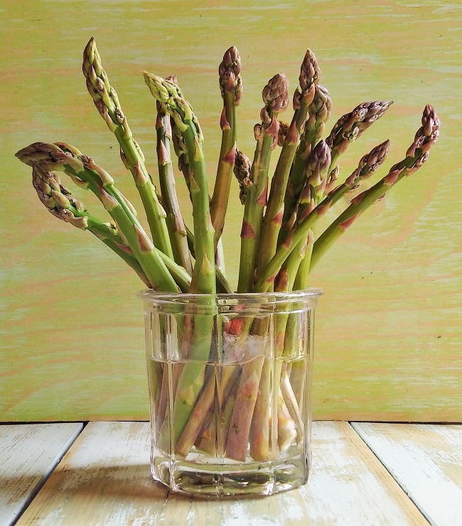 Fresh_asparagus_spears_in_a_glass_of_water