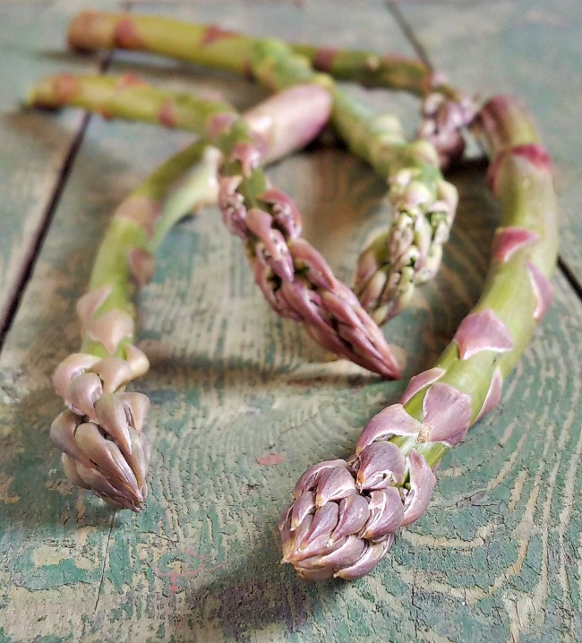 Spears_of_fresh_British_asparagus