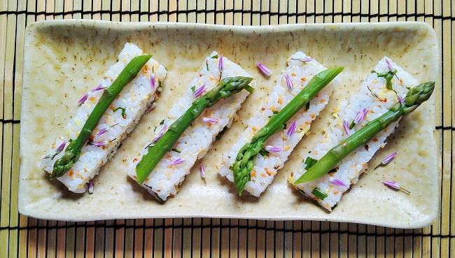 Sushi_rice_bars_topped_with_fresh_asparagus