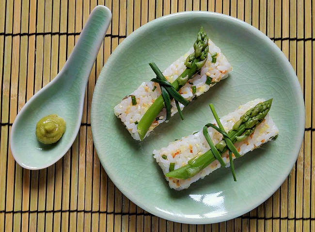 Sushi_rice_bars_topped_with_fresh_asparagus