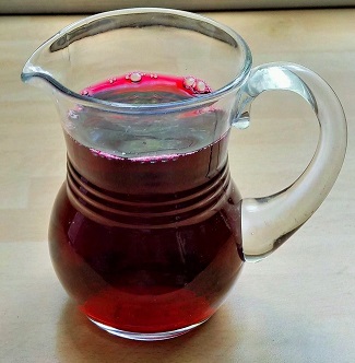 Reserved_cooking_water_from_fresh_beetroot