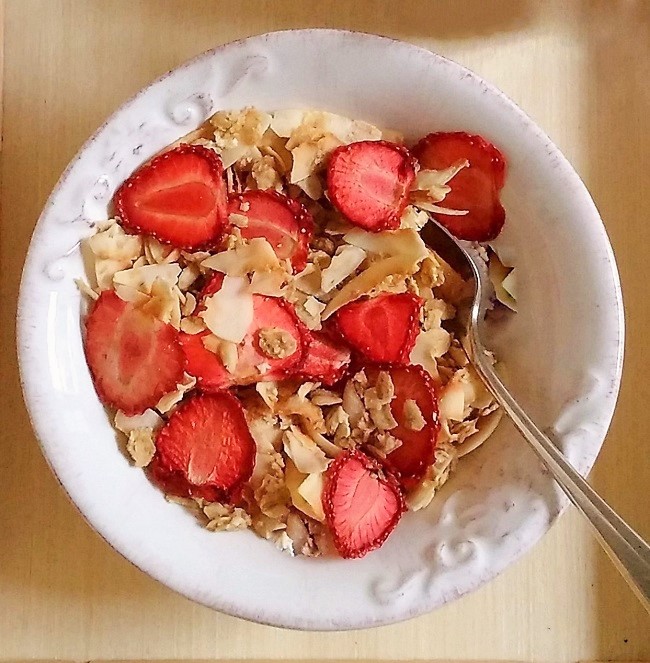 Bowl_of_granola_with_dried_strawberry_slices