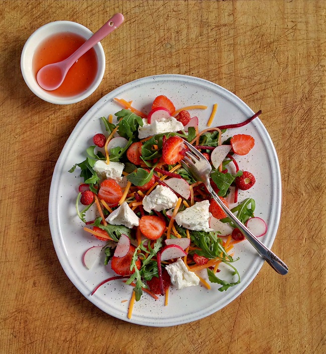 Fresh_strawberries_with_goat's_cheese_and_salad