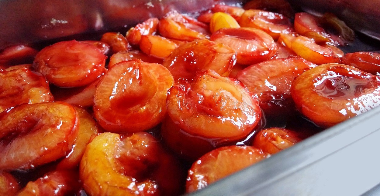 Baked_plums_glazed_with_bay_and_red_wine_syrup
