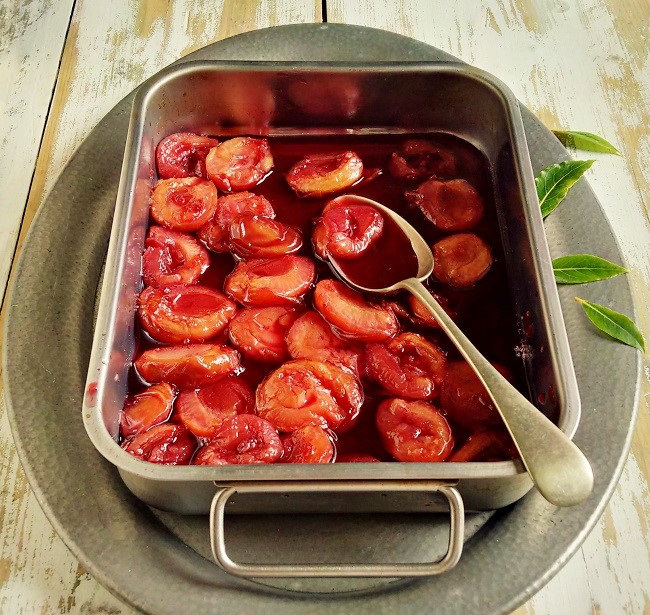 Baked_plums_in_red_wine_flavoured_with_bay_leaves