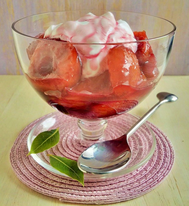 Serving_of_bay_scented_plums_with_coconut_yogurt