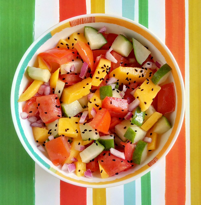 Bowl_of_fresh_tomato_cucumber_and_mango_salsa