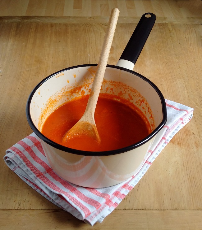 Saucepan_of_tomato_sauce