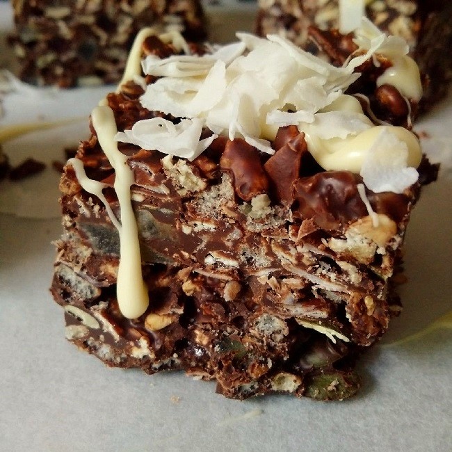 Chunk_of_dark_chocolate_granola_bar