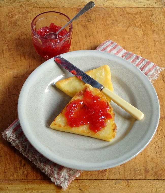 Servng_of_freshly_cooked_tattie_scones_and_jam