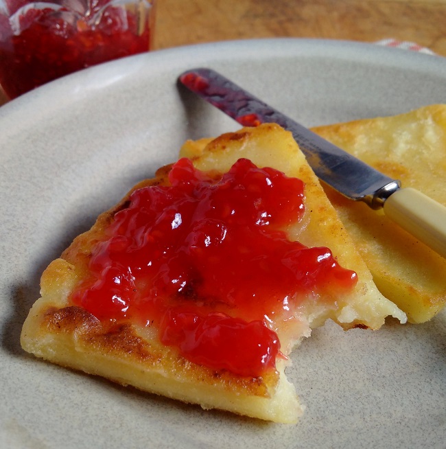 Serving_of_tattie_scone_with_jam