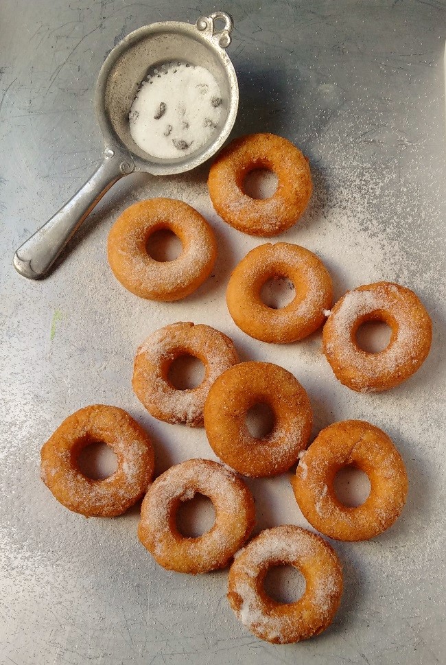 Tray_of_warm_vanilla_sugar_sprinkled_sco-nuts