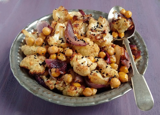 Spiced_roast_cauliflower_with_red_onion_and_chick_peas