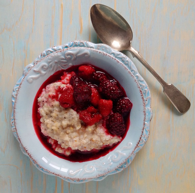 Bowl_of_oatmeal_porridge_with_berry_compote