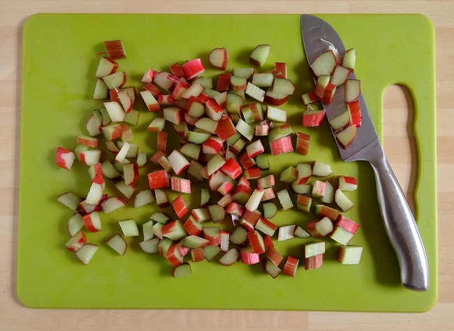 Chopped_fresh_rhubarb_on_a_chopping_board