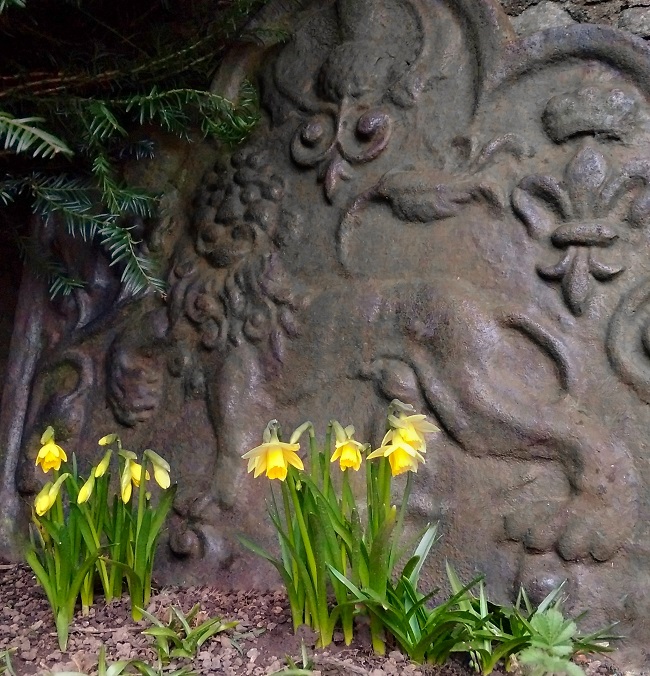 Cast_iron_screen_embossed_with_a_lion_and_thistle_and_tête-a-tête