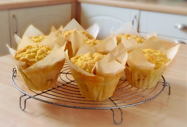 Freshly_baked_muffins_cooling_on_a_wire_rack