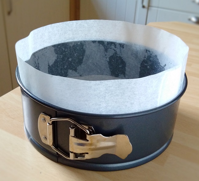Greased_and_lined_spring-clip_cake_tin