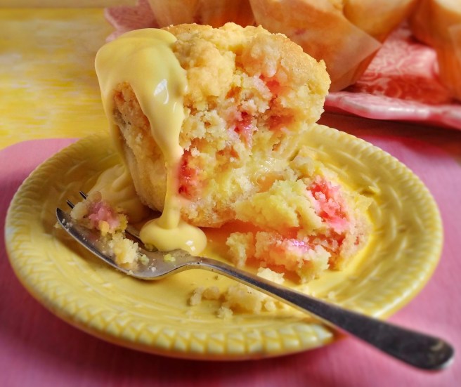 Home-made_crumble-topped_rhubarb_muffin_with_custard
