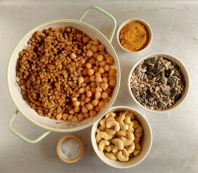 Group_of_all_the_ingredients_for_home-made_Bombay_mix