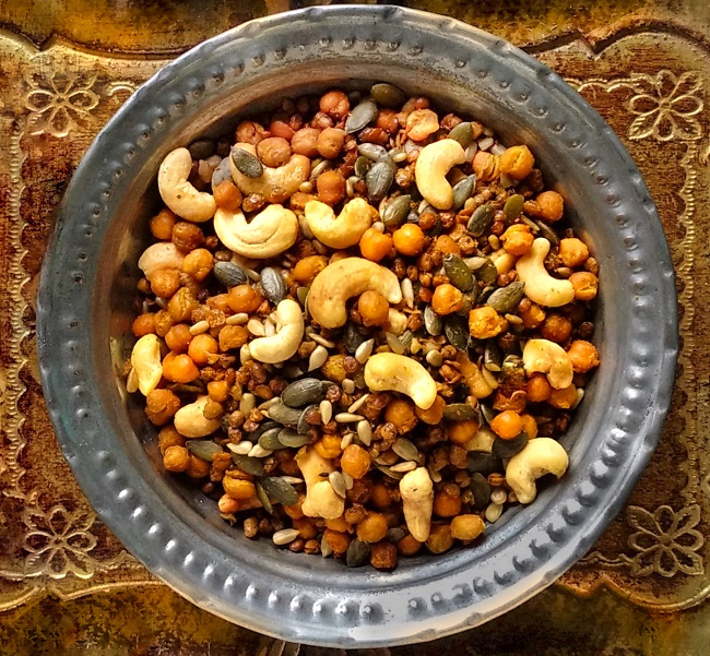 Plate_of_home-made_roast_chana_dal_nuts_and_seeds