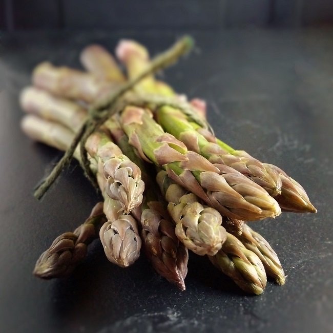 Bunch_of_fresh_British_asparagus