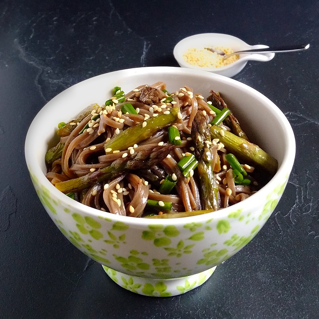 Bowl_of_soba_noodles_with_fresh_asparagus