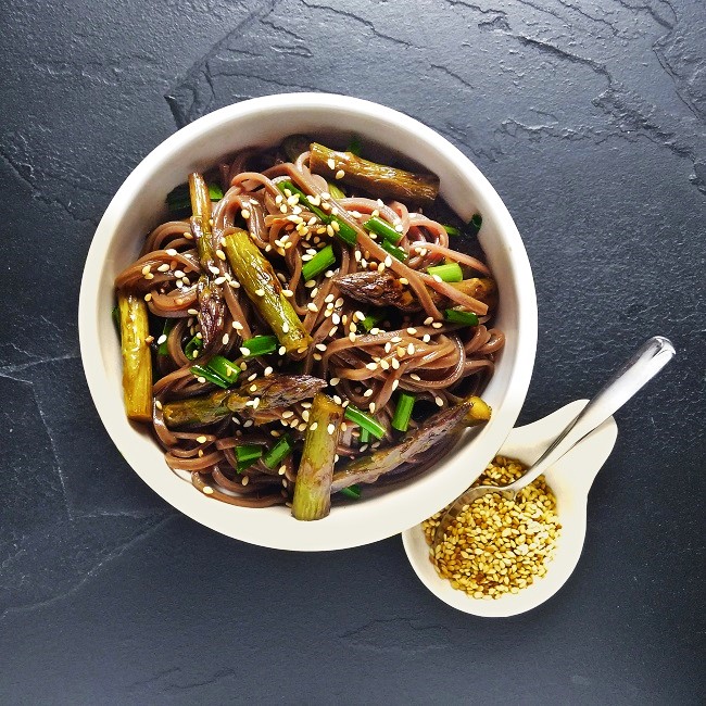 Soba_noodles_with_asparagus_Image_by_Kathryn_Hawkins