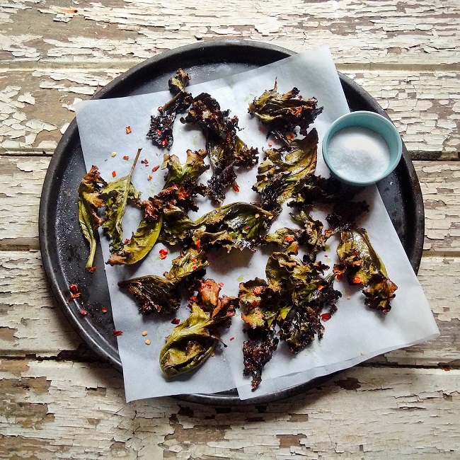 Baking_tray_of_roast_sea_kale_leaves_with_sugar_for_dusting