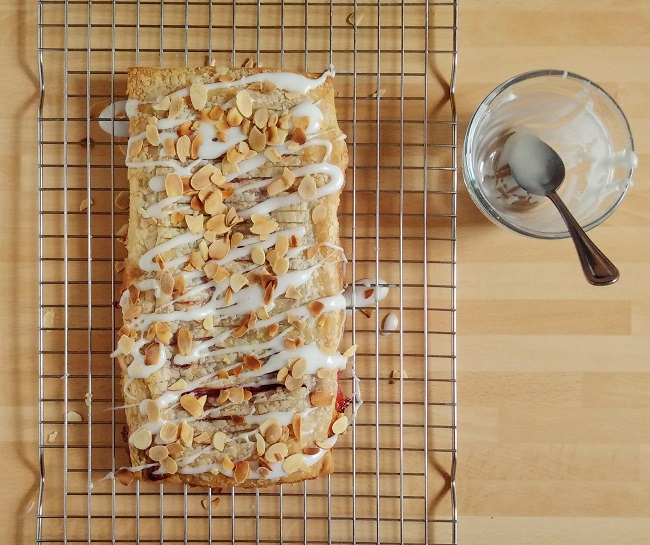 Jalousie_freshly_drizzled_with_almond_icing