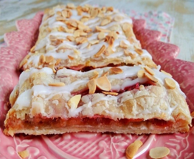 Sliced_rhubarb_and_almond_slatted_pastry