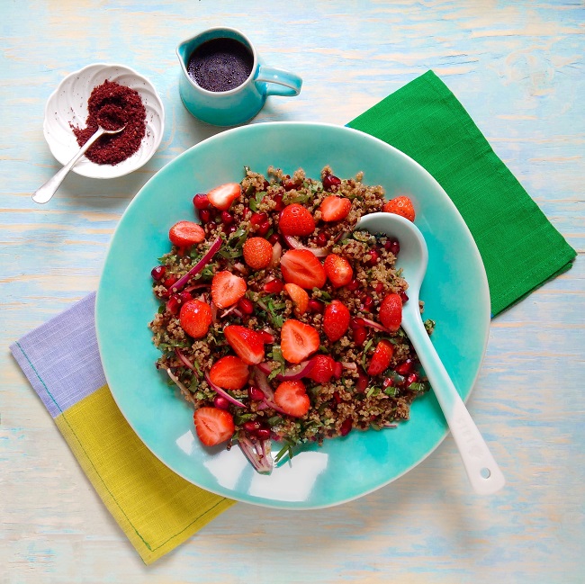 Quinoa_with_fresh_strawberries_pomegranate_seeds_and_herbs