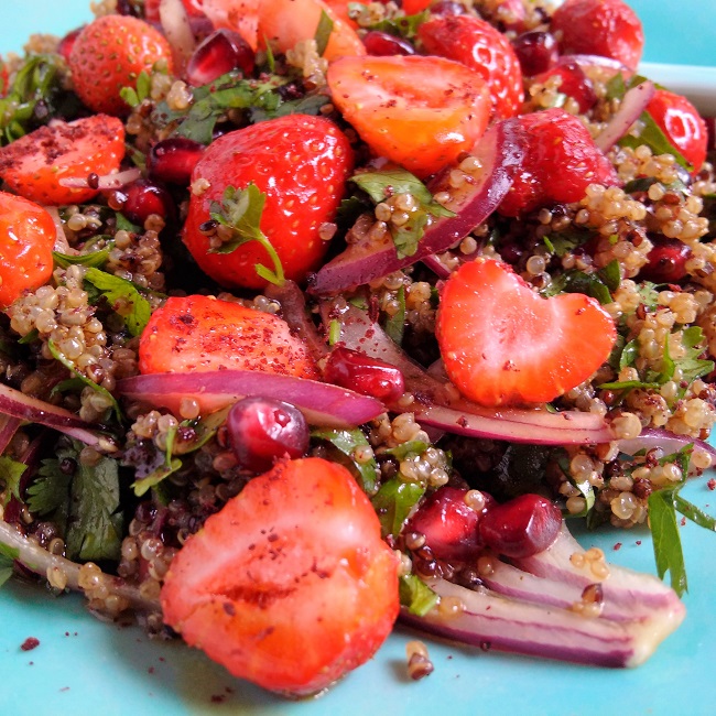 Fresh_strawberry_and_pomegranate_salad_sprinkled_with_sumac_powder