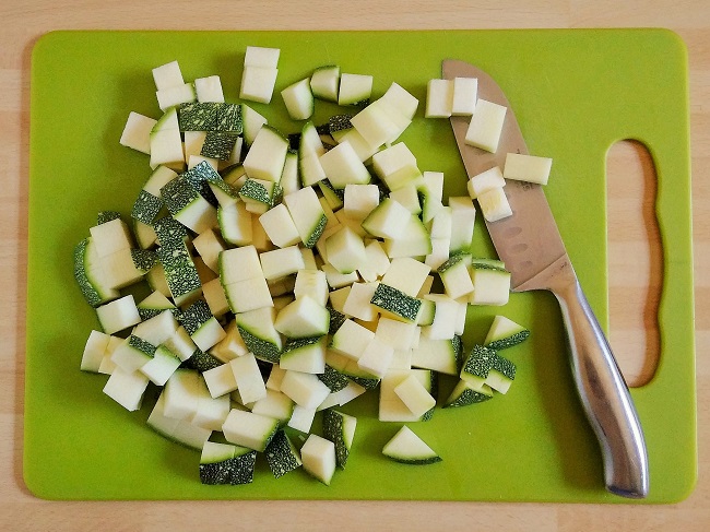 Freshly_chopped_courgette_on_a_chopping_board