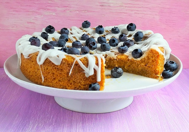 Iced_flax_seed_and_polenta_cake_with_blueberries