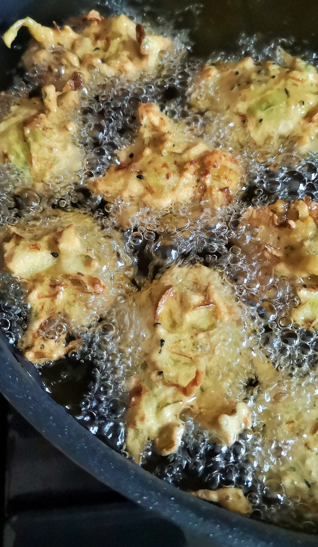 Courgette_and_leek_bhajis_being_deep_fried