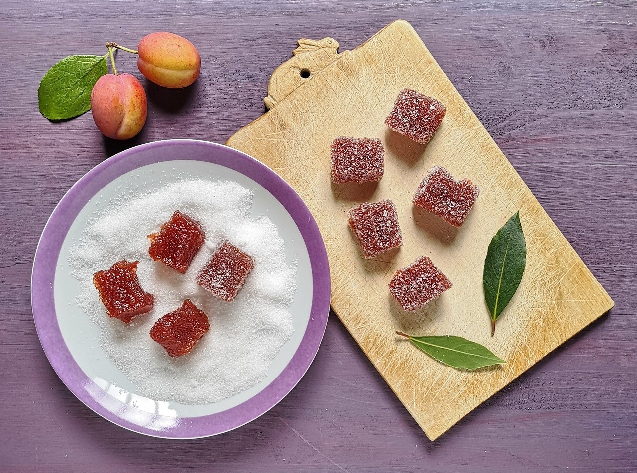 Making_plum_home-made_fruit_pastilles