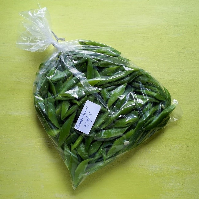 Bag_of_home-grown_runner_beans_blanched_and_ready_for_the_freezer