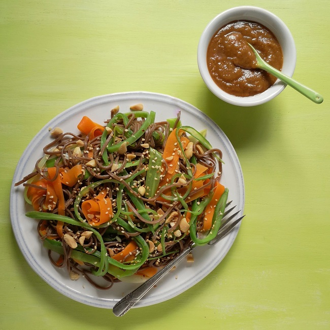Runner_bean_and_peanut_soba_noodles_with_peanut_dressing
