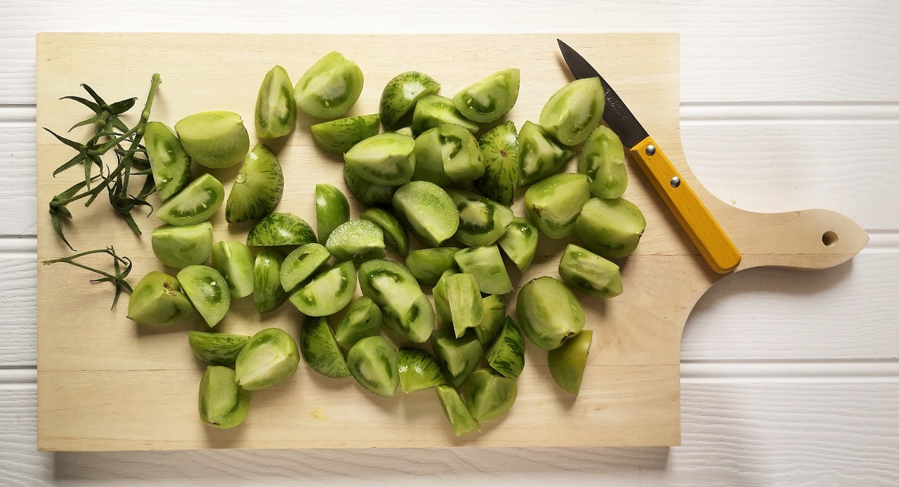 Green_tomatoes_chopped_on_a_wooden_board