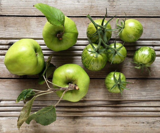 Still-life_of_cooking_apples_and_green_stripy_tomatoes