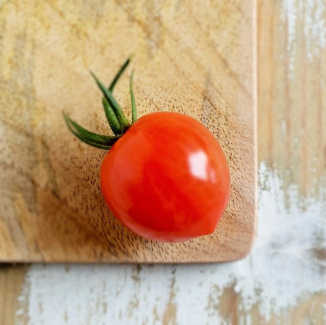 Small_heart-shaped_tomato