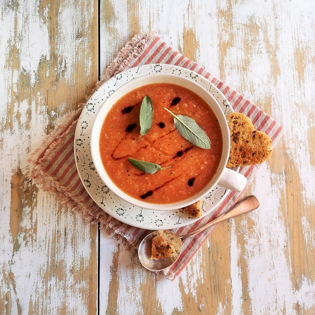 Overhead_image_of_roast_love_apple_soup