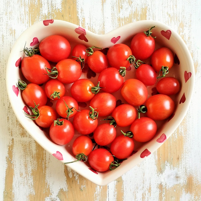 Heart-shaped_dish_of_love_apples
